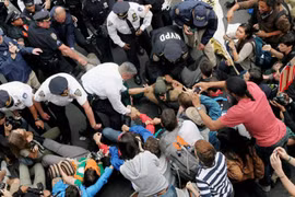 Biểu tình tiếp diễn, hơn 700 người bị bắt giữ