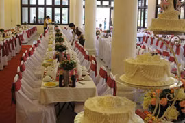 Bức bối dịch vụ ăn theo mùa cưới