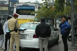 Xe buýt chèn xe taxi: Phạt mỗi xe 10 triệu đồng