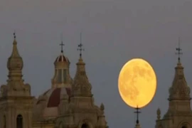 Siêu trăng rọi sáng khắp thế giới