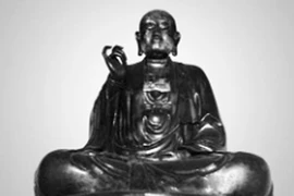 Tượng Phật ngự trên lưng vua