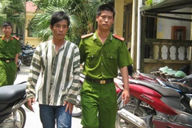 Phụ hồ cưỡng đoạt tài sản của học sinh