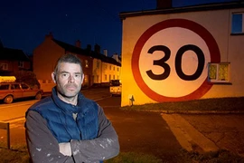 Biển chỉ dẫn cao tương đương xe buýt 2 tầng