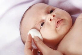 Đoán bệnh qua đôi mắt trẻ 