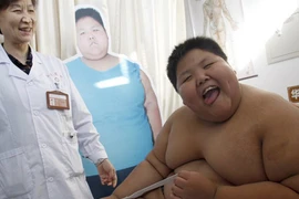 Điều trị cho bé 10 tuổi nặng 155kg