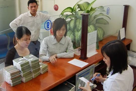 Tiền tiết kiệm bắt đầu “chạy” khỏi ngân hàng: Không đáng lo