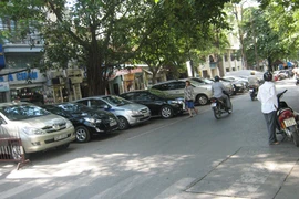 Lòng đường hay bãi đỗ xe?