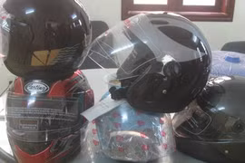 Kho có hơn 11.000 mũ bảo hiểm nhập lậu