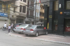 “Cát cứ” vỉa hè