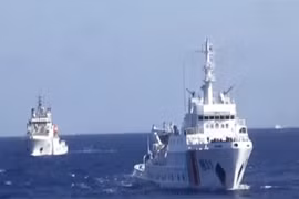 Tàu Trung Quốc tạo hình vòng cung chặn tàu Việt Nam