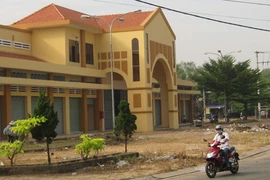 Xây xong 8 năm, chợ nằm… đắp chiếu