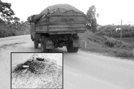 Đê nhỏ “oằn vai” cõng xe tải