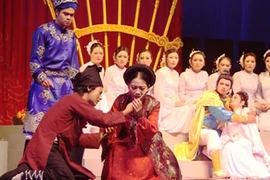 “Hy sinh” nữ tính