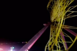 Cabin đu quay đứt rời, 3 bố con bị rơi xuống đất