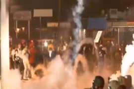 Bạo động bùng phát ở Mỹ, hàng trăm người tấn công cảnh sát