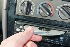 Hết thời máy nghe nhạc CD trên xe hơi 