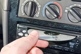 Hết thời máy nghe nhạc CD trên xe hơi 