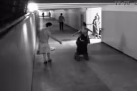 Xem cô gái trẻ tung đòn cực hiểm hạ gục tên cướp