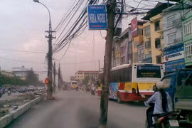 Nghênh ngang cột điện