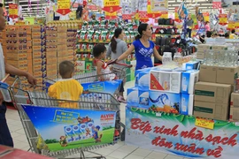 Hàng hóa dồi dào, vắng người mua