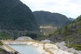 Tuyệt mỹ hồ treo trên núi