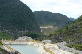 Tuyệt mỹ hồ treo trên núi