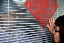 Yêu nhau gặp nhau qua… cửa kính