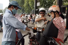 Tù mù giá xăng dầu