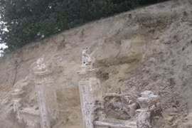 Phát hiện ngôi đền cổ bị vùi sâu trong cát