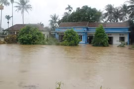 Lũ vẫn ở mức cao