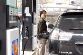 Vẫn giữ giá xăng, dầu