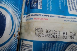 Hàng cứu trợ của sữa Dutch Lady bị hỏng bốc mùi