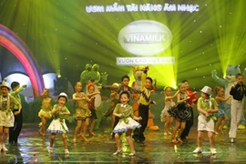 Treo đầu dê bán thịt… lừa