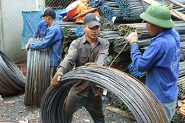 Nhiều ngành đi xuống cùng bất động sản