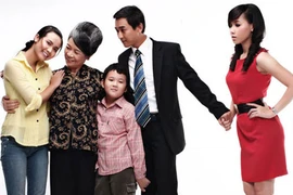 Cả đoàn làm phim… khám mắt tập thể