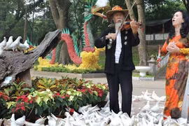 Buôn chuyện “lề phố” 