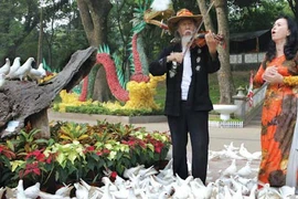 Buôn chuyện “lề phố” 