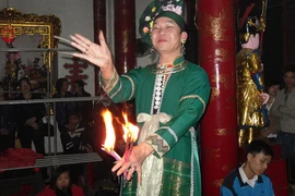 Mê mẩn những màn lên đồng kỳ bí