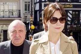 Bê bối chính trị và tình ái của một tỷ phú người Nga 