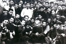 Về hội trường, sống lại kỷ niệm xưa