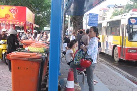 Rác “tấn công” nhà chờ xe buýt