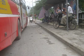 Chiếm dụng nhà chờ xe buýt