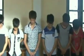 Tranh thủ nghỉ hè, học sinh ra bãi biển trộm cắp