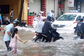 Mưa to, nội thành ngập cục bộ