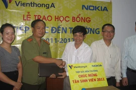 Tặng quà thủ khoa Đại học Khoa học Tự nhiên