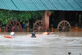 Mưa to lũ lớn chia cắt miền Trung