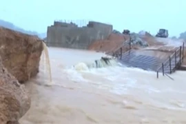 Hàng ngàn hộ dân bị chia cắt vì sập cầu