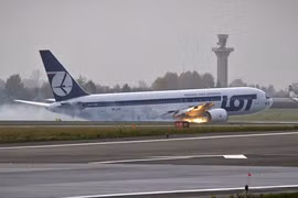 Máy bay hạ cánh bằng bụng, 231 người thoát chết