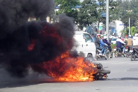 Xăng “rởm” là thủ phạm khiến xe máy cháy hàng loạt?