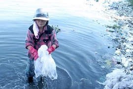 Làm từ thiện từ... rác